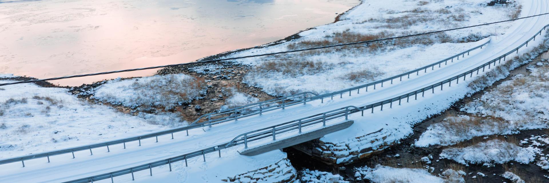 Nye Sandfjordelv bru II langs fylkesveg 8100, også kjent som Hamningbergveien.