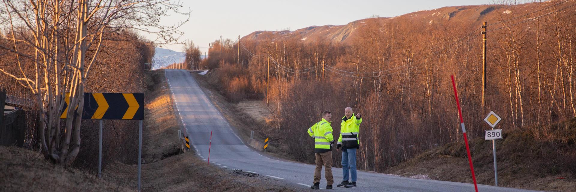 Planleggingsleder Bjarne Mjelde og prosjektleder Trond Even Rishaug fra utbyggingsseksjonen i samferdselsavdelinga ved Hárrejohka bru. Brua har tjent trafikken siden 1950, men er for smal og tåler ikke dagens flomkrav. Ny bru på 25 meter – uten pilar i elva – er prioritert som første byggetrinn i vegprosjektet.