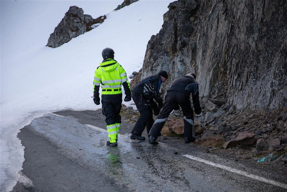 To menn flytter stein i vegbanen.  - Klikk for stort bilde