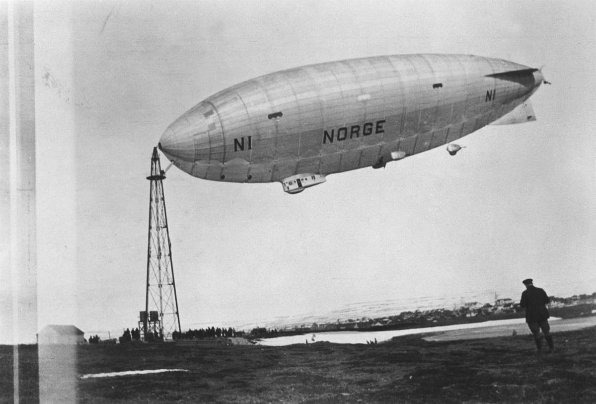 Svart-hvit foto av et luftskip fortøyd til en luftskipsmast.