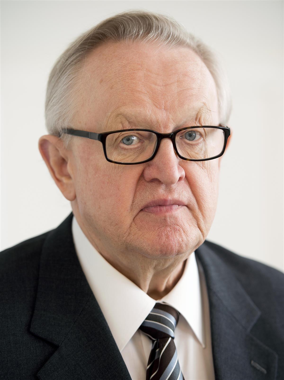 Eldre mann med briller og grått hår, i dress og slips - Klikk for stort bilde