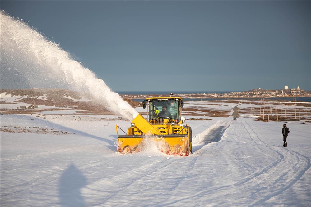 Snøfresing i arktisk vinterlandskap. - Klikk for stort bilde